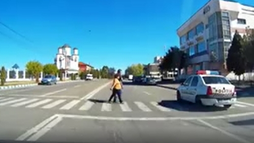 Imagini şocante din Gorj: Doi oameni, la un pas să fie călcaţi pe trecere, de maşina de poliţie. Ce a păţit şoferul
