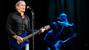 A plouat cu vedete la concertul lui Michael Bolton! Artistul si-a luat acasa “provizii” de zacusaca!