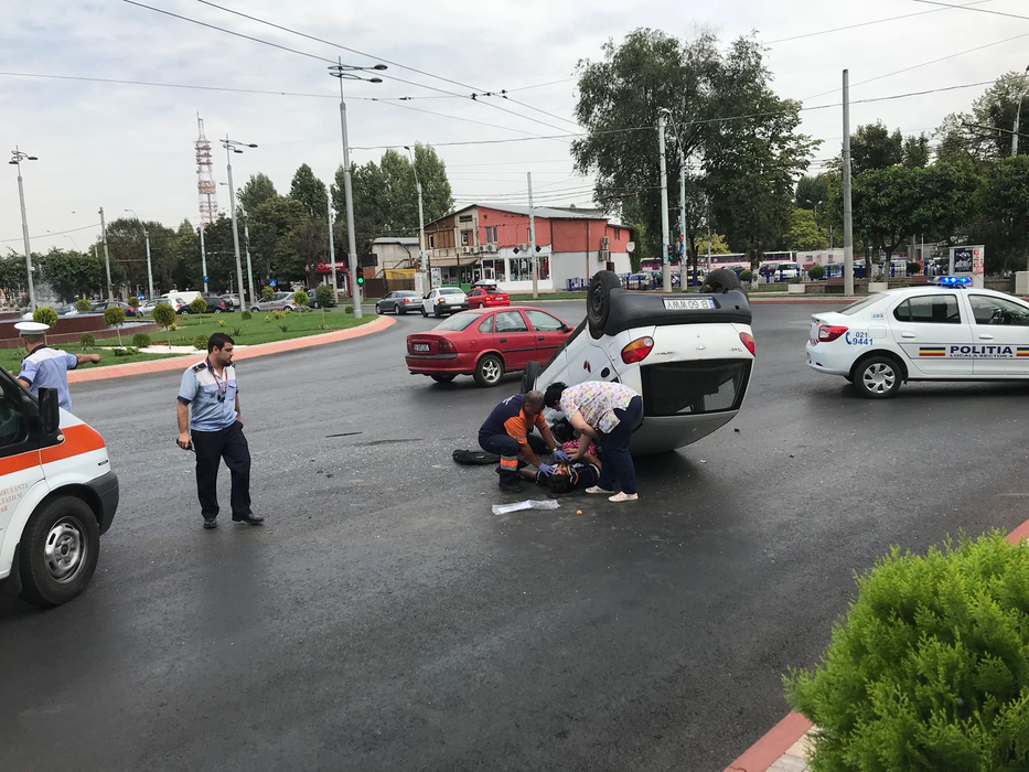 Accident grav în Berceni! O mașină a ajuns cu roțile în sus! Pompierii și ambulanța au intervenit rapid