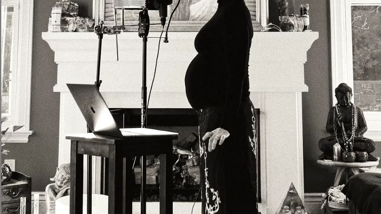 Cântăreața canadiană Alanis Morissette este însărcinată cu cel de-al treilea copil