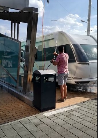 Dezbrăcatu’ de la Cronica Cârcotașilor, surprins cum își spală singur rulota în care trăiește