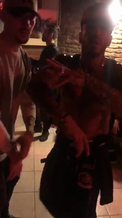 Alex Velea dansa dezbrăcat la petrecerea iubitei sale.
