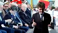 Nicușor Dan s-a încurcat în căștile de traducere, în Turcia. Le-a găsit cu greu și abia a reușit să și le așeze pe cap. Scena a atras atenția și delegației lui Erdogan, care a privit fascinată la președintele român