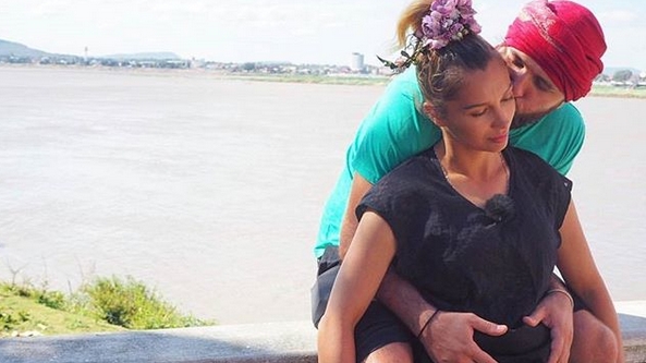 Lora, burtică suspectă! Prietenii au cerut imediat confirmări: ”Un bebe mic si frumos?”