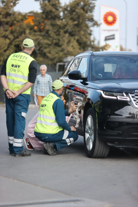 Un alt angajat apare, pentru a ajuta și el (Foto: CANCAN.RO)