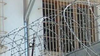 A dat statul in judecata pentru ca mandatul sau de arestare a fost semnat de un procuror, nu de un judecator!