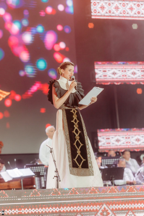 Iuliana Tudor rămâne consecventă folclorului. Foto: Facebook