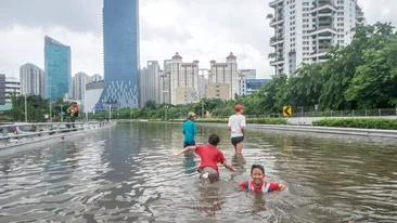 Cel puțin 21 de morți,zeci de mii de oameni evacuați în urma inundațiilor din zona orașului Jakarta, Indonezia