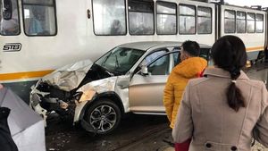 Accident grav în Capitală! Un BMW a intrat în plin într-un tramvai cu călători