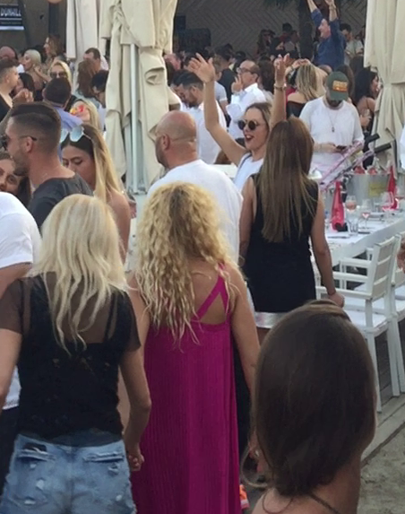 Cătălin Scărlătescu a flirtat cu două domnişoare în acealaşi timp, în Loft Mamaia