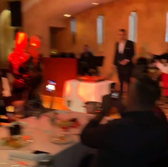 Anamaria Prodan s-a dat în spectacol pe manele într-un restaurant de lux din Dubai. A fost filmată în timp ce se săruta pasional cu soțul ei, Laurențiu Reghecampf