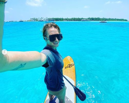 Gina Matache, în costum de baie și pe placa de surf la 58 de ani: “Am fost de cascadorii râsului. Baba și mitraliera” | FOTO