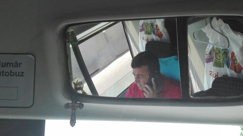 Imagini revoltătoare. Un șofer RATB vorbește la telefon în mers și uită să oprească în stație!