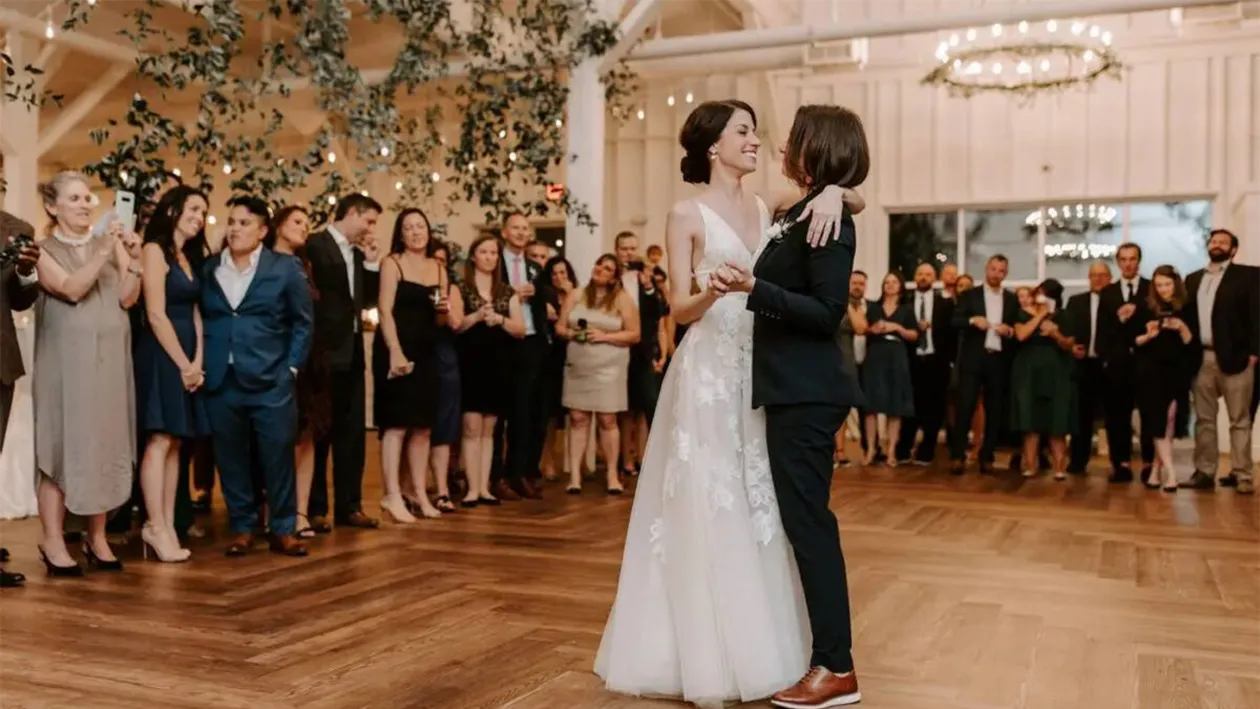 O femeie, criticată intens pentru rochia cu care s-a îmbrăcat la nunta fiicei ei