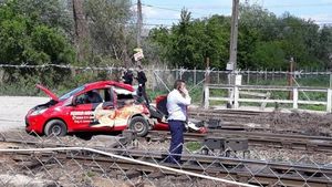Un tânăr din Dej și-a văzut moartea cu ochii! Mașina în care era a fost spulberată de un tren