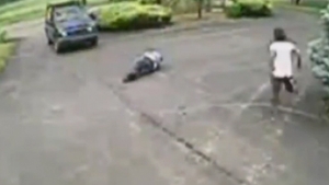 VIDEO Accident stupid: un barbat este daramat de propria masina si calcat de cea a prietenului!