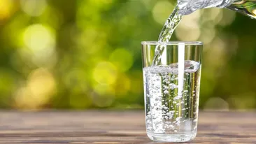 Ce se întâmplă când bei apă carbogazoasă în fiecare zi, potrivit nutriționiștilor