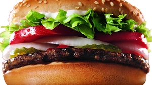 Acest bărbat a mâncat 12.000 de burgeri în ultimii 30 de ani! Nu o să-ţi vină să crezi cum arată! Oamenii sunt ŞOCAŢI
