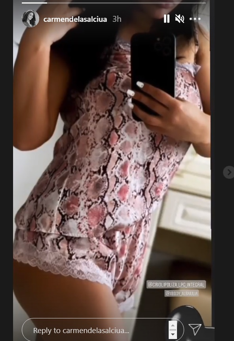 Carmen de la Sălciua i-a înnebunit pe bărbați cu un selfie în care apare într-o pijama sexy | FOTO