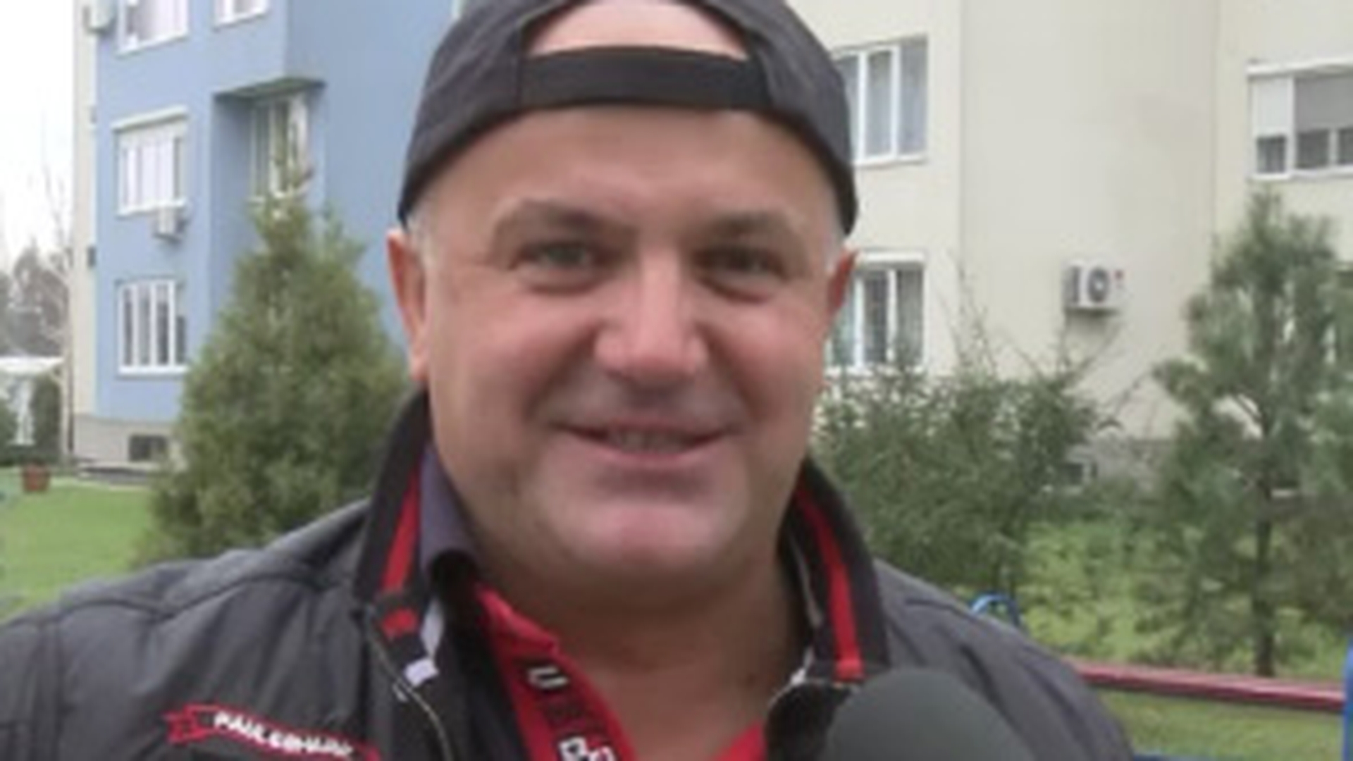 Barbatii urasc sa colinde magazinele pentru cadouri! Vezi cum reusesc, totusi, baietii rai sa impresioneze sotiile, de Sarbatori