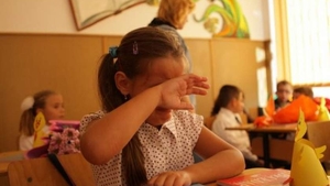 Umilită de un polițist la școală. Ce a pățit o adolescentă în vârstă de 13 ani