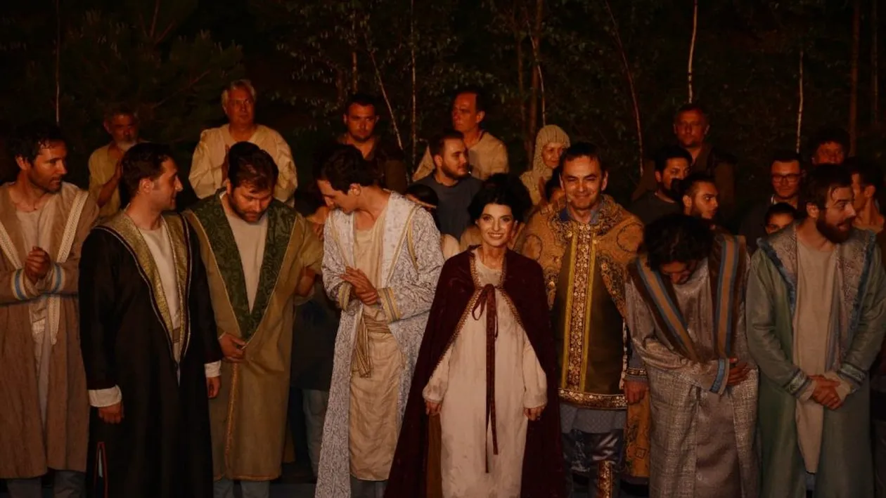 Lavinia Șandru a dat reflectoarele TV pe cele ale teatrului Excelsior: joacă rolul Doamnei Clara