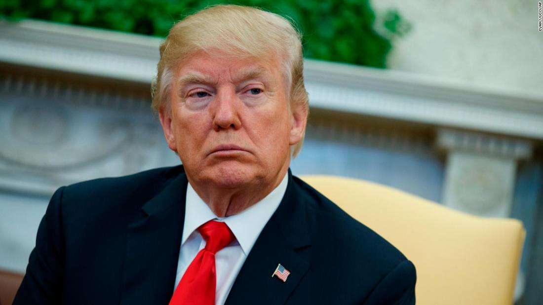 O femeie din Spania seamănă izbitor cu Donald Trump. Poza în care e cu sapa în spate a devenit virală