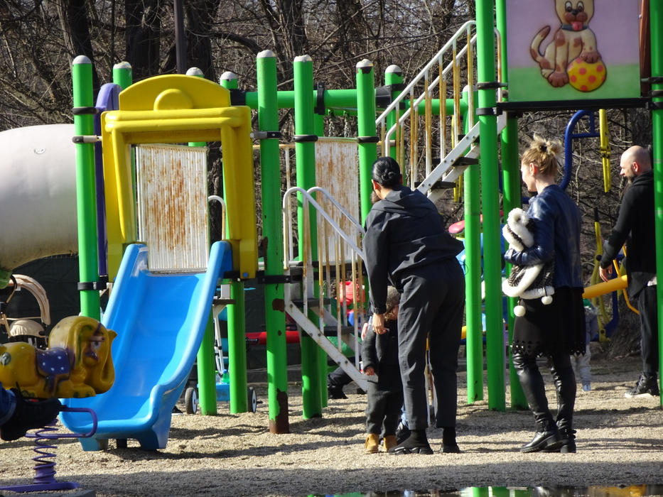 Roxana Dobre a ieșit în parc alături de cele două fetițe, câteva prietene, dar și de sora lui Florin Salam