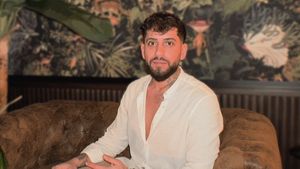 Fulgy de la Clejani s-a reabilitat complet! A renunțat la “fumuri”, a terminat cu Bia Khalifa și s-a dus la Burj Khalifa!