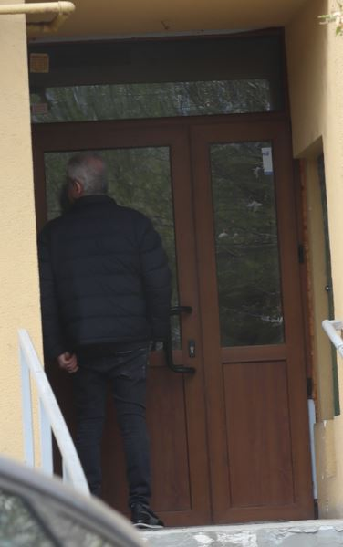 Dan Bittman așteaptă ca Monica Odagiu să răspundă la interfon
