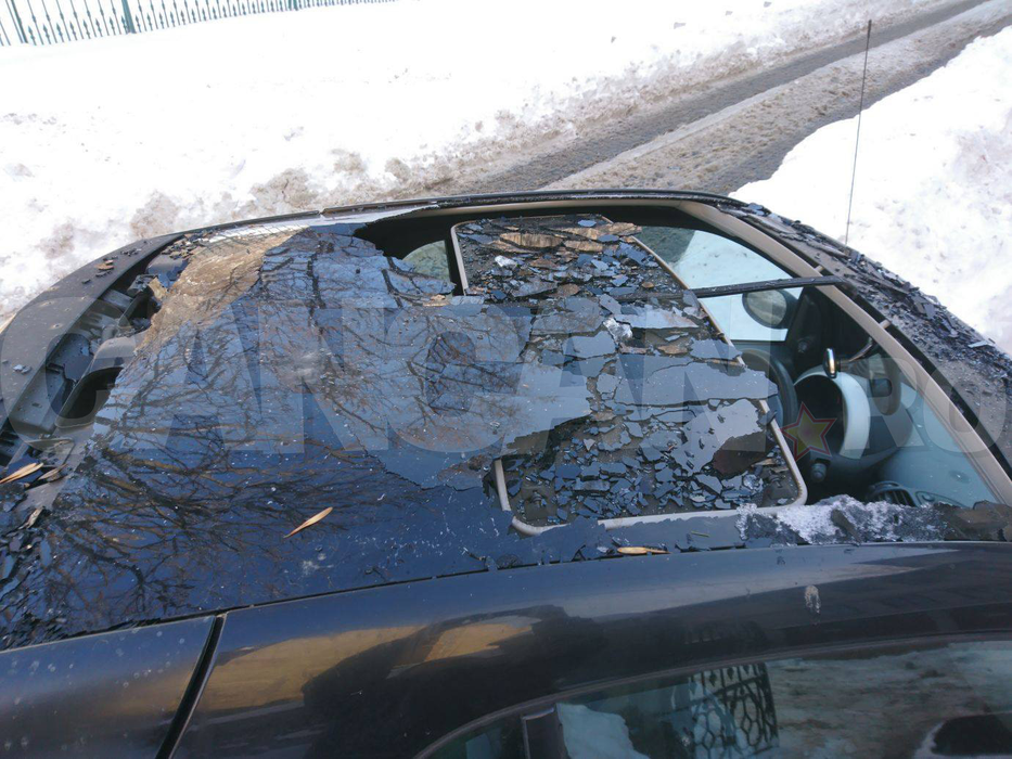 Şi-a curăţat balconul de gheaţă peste maşina lui! Un bărbat şi-a văzut moartea cu ochii