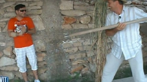 Varciu si nea Marin, relatie cu nabadai! Patronul pensiunii l-a taiat pe Liviu si dupa aceea l-a impacat turnandu-i vin in pahar