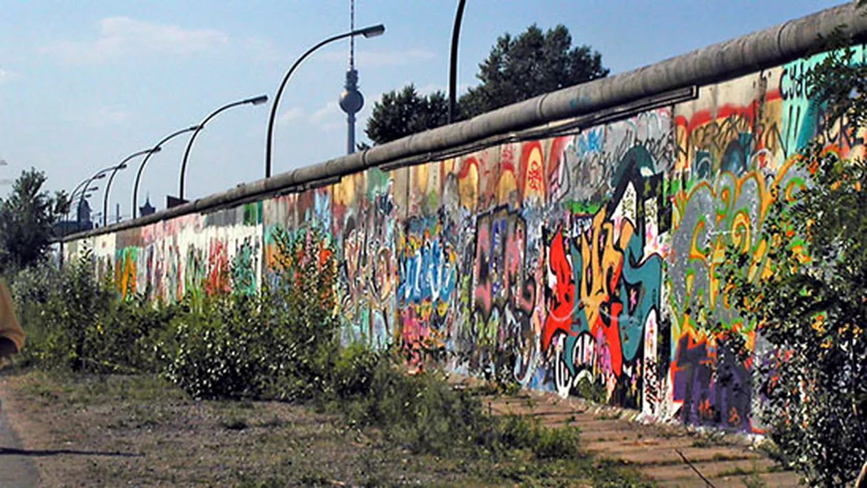 Un simbol istoric pe cale de dispariţie! Zidul Berlinului se află sub ameninţarea demolării!
