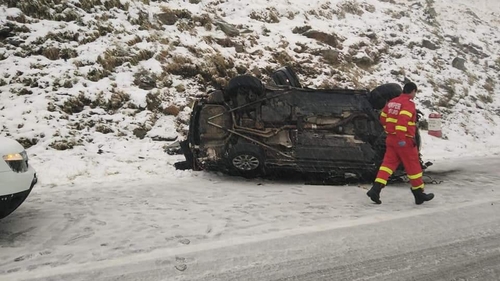 O mașină s-a răsturnat pe Tranfăgărășan! Victimele au scăpat cu viață ca prin minune