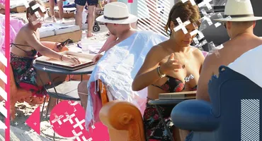 Imagini rare cu “Mata Hari de România”,  la o super-partidă pe plajă, în Mamaia. S-a instalat pe un fotoliu ca o regină și…
