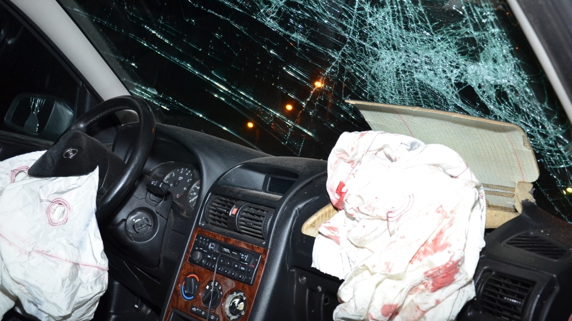 Încă o tragedie pe şosea! Maşina s-a răsturnat, iar cele trei persoane... 