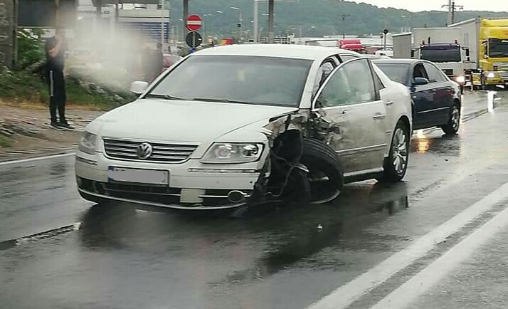 Mai multe vehicule au fost avariate în urma impactului violent