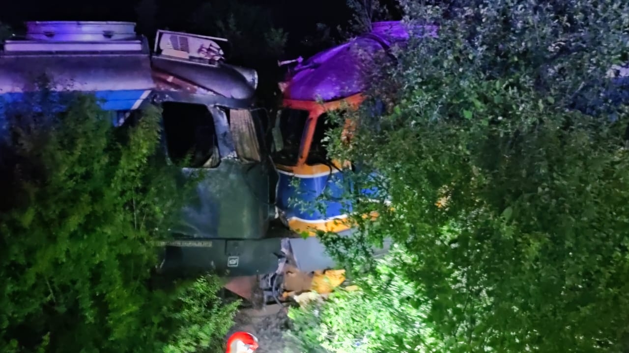 Accident feroviar în județul Giurgiu. Două locomotive au intrat în coliziune și trei persoane au fost rănite