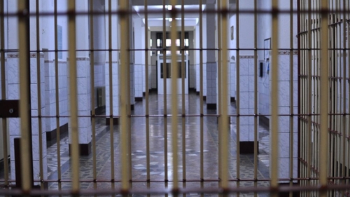 Bărbat condamnat la închisoare, prins în Vâlcea după ce a stat 2 ani în America