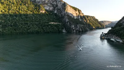 Cele mai stranii locuri din Defileul Dunării. Peșterea care ascundea roiuri înfiorătoare de muște