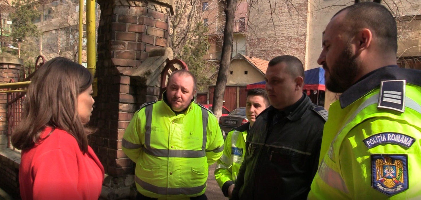 Cei patru polițiști au venit la spital să afle vești despre mama și copilul pe care i-au salvat