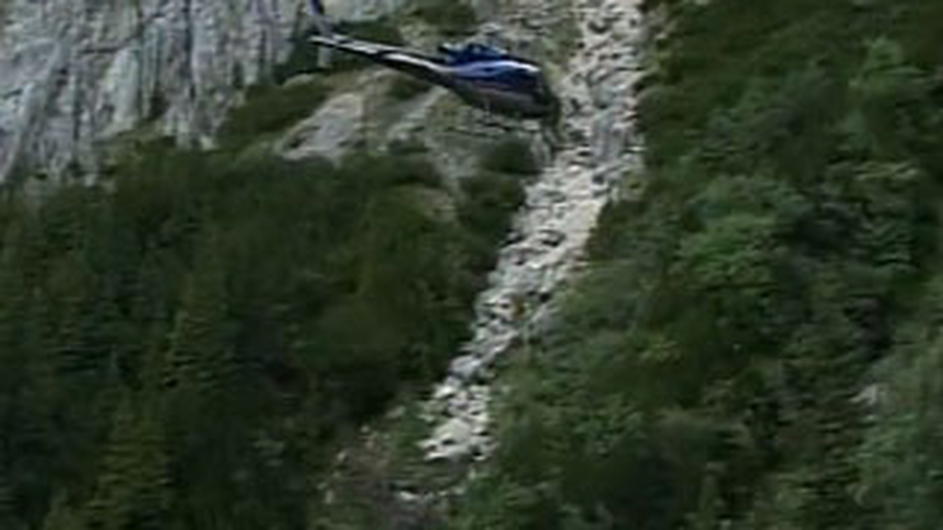 Vezi aici primele imagini filmate in locul unde s-a prabusit elicopterul!
