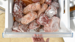 Puțini români știu acest lucru! Câte luni poate fi păstrată carnea de porc în congelator, de fapt
