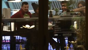 Avem primele imagini cu donjuanul Bi şi puştoaica pentru care a părăsit-o pe vedeta TV! Logodnicul infidel al Dianei Munteanu a dat-o pe faţă cu amanta Roxana! A sărutat-o şi... Ies la iveală noi detalii în super-telenovela dezvăluită exclusiv de CIAO.ro