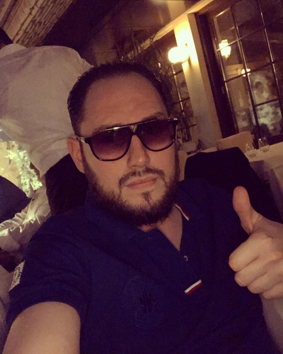 Andrei Versace, un obișnuit al cafenelelor din Capitală (SURSA FOTO: FACEBOOK)
