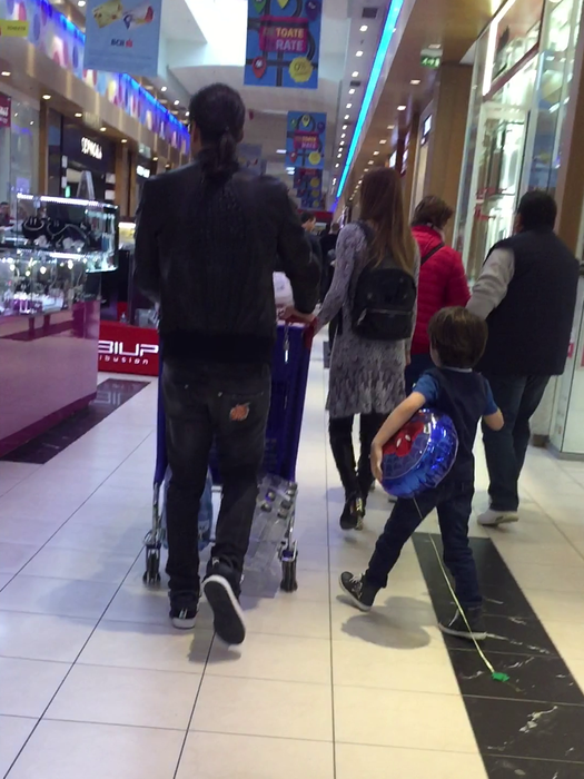 „Doctoraşul“ şi soţia sa, alături de cel mic, s-au plimbat prin mall