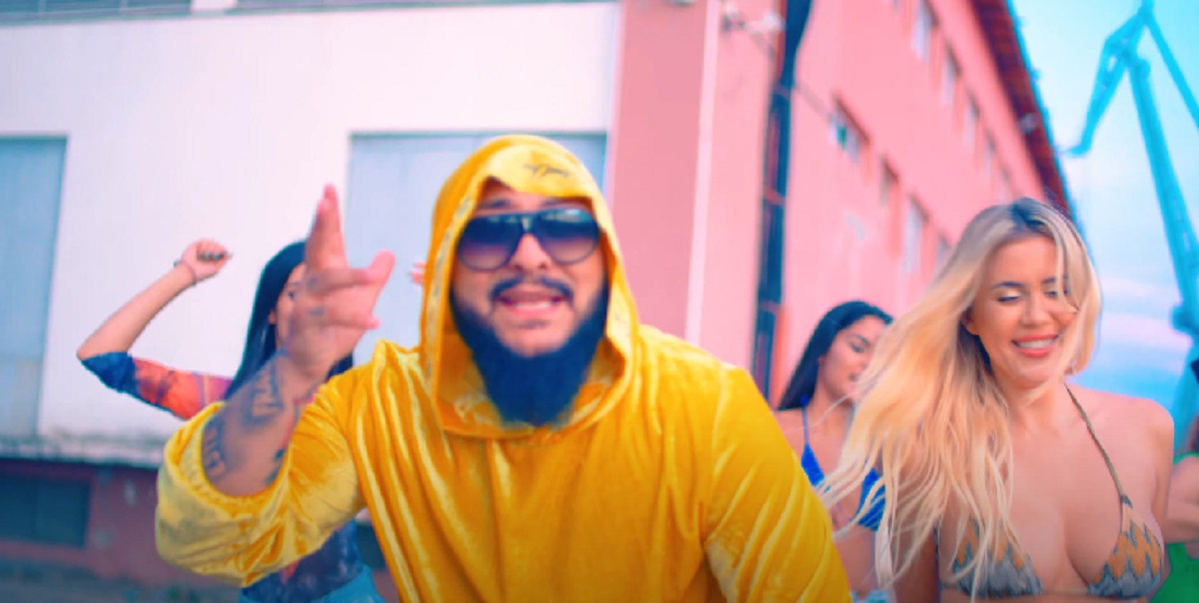 Emily Burghelea, idilă cu Dani Mocanu? Fosta asistentă de la Acces Direct, ipostaze tandre cu manelistul, în cel mai nou videoclip al acestuia. VIDEO