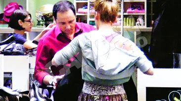 Pe Maruta, cumparaturile il plictisesc de moarte!