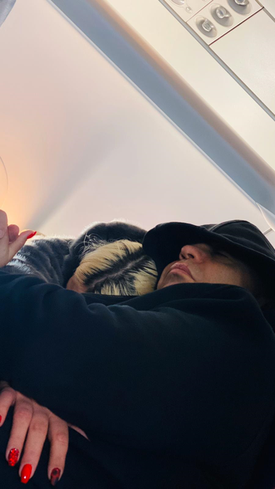 Manelistul și blondina au adormit îmbrățișati în avion