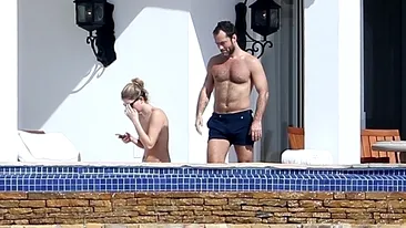 Imagini interzise minorilor. Iubita lui Jude Law, pozată topless în timp ce stătea la plajă cu celebrul actor!